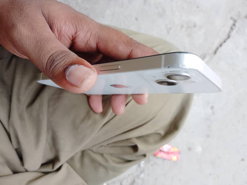 Apple iPhone 13 4
