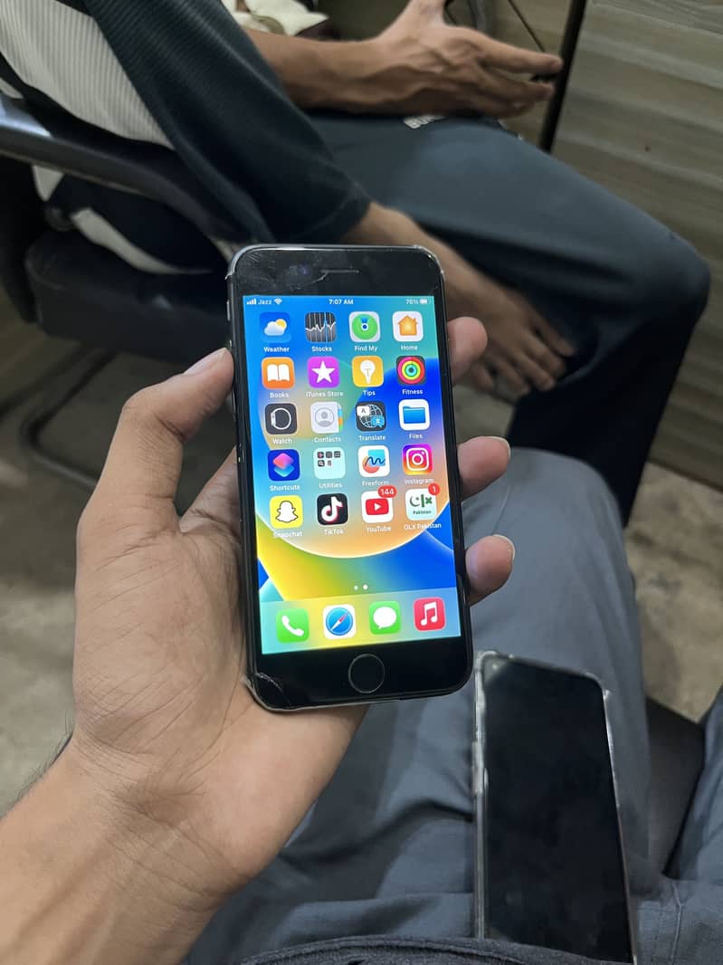 Apple iPhone 8 3