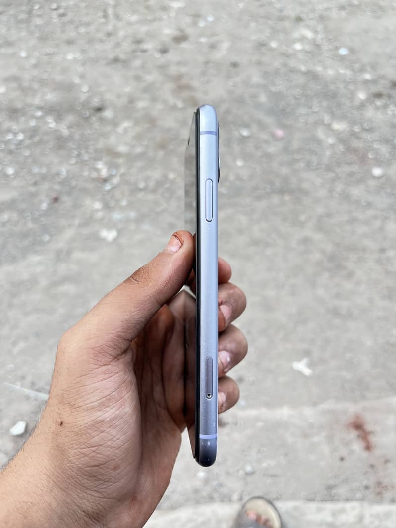 Apple iPhone 11 4