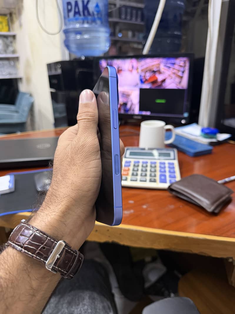 Apple iPhone 16 5