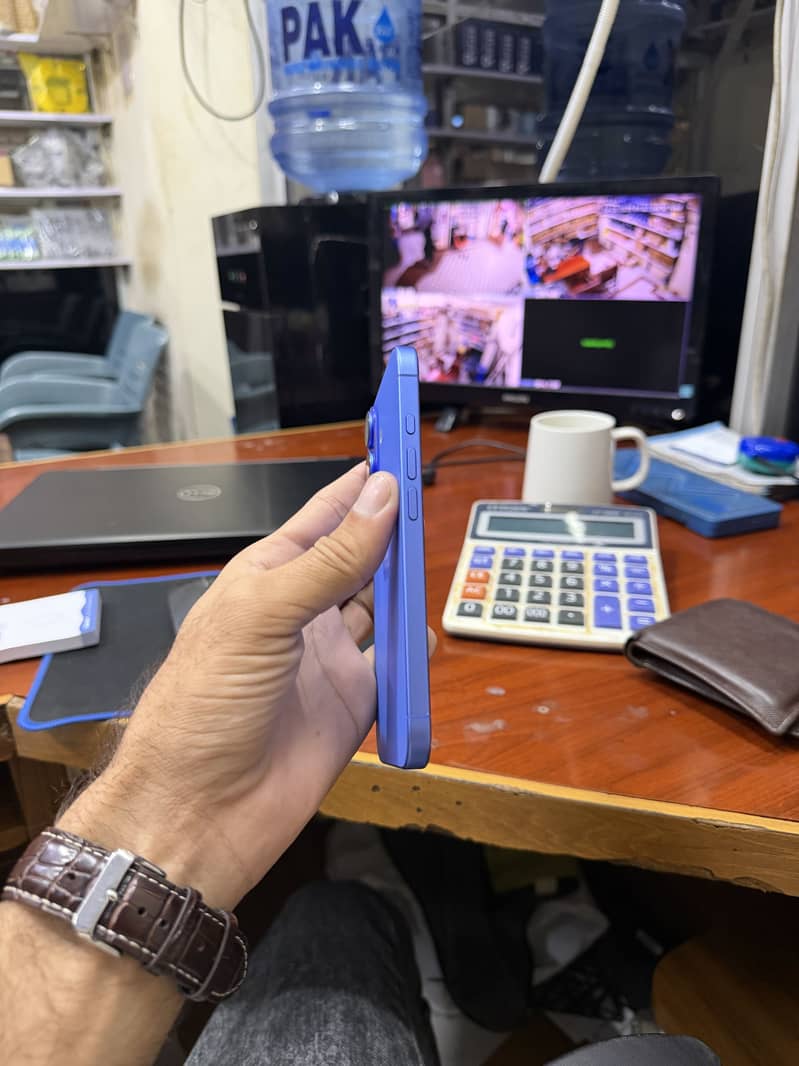 Apple iPhone 16 6