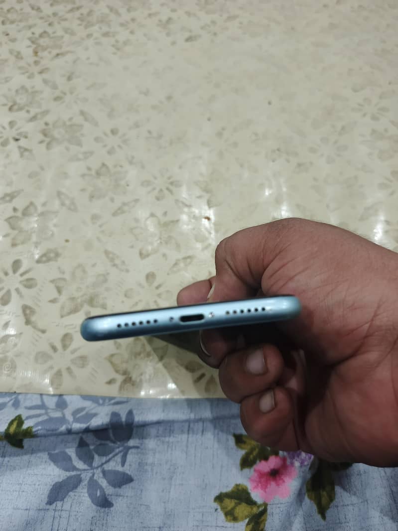 Apple iPhone 11 4