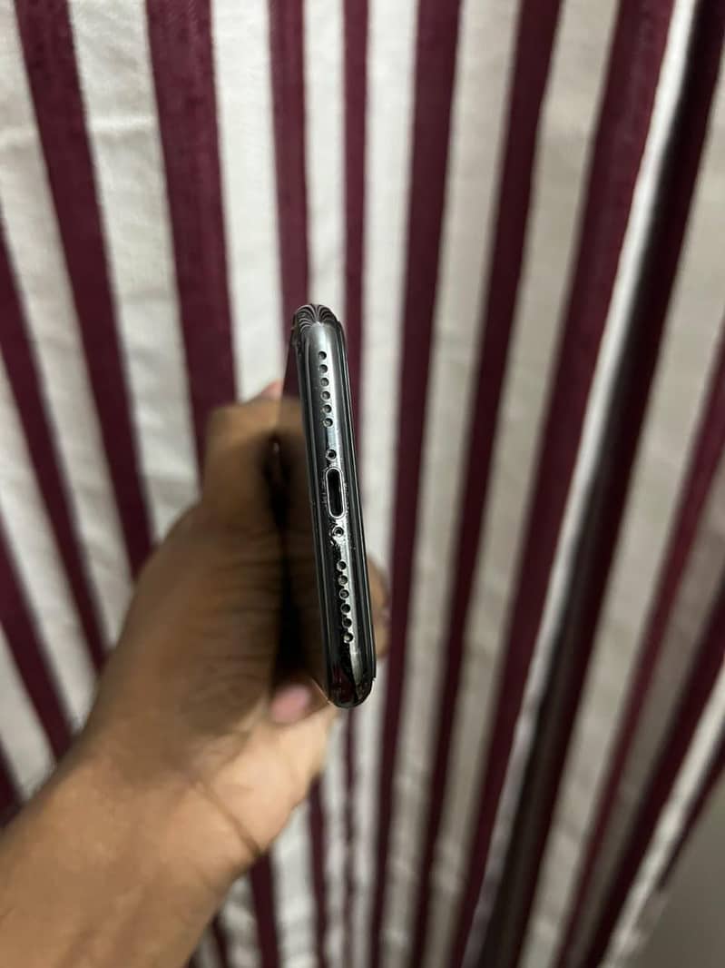 Apple iPhone X 4
