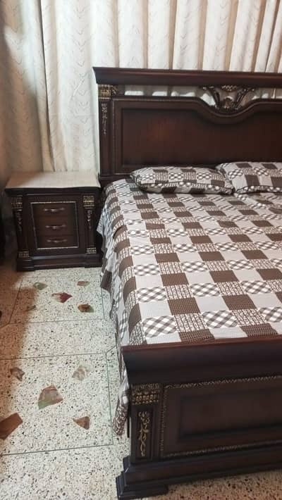 1 dubble bad with mattress with side tables 1 dressings table