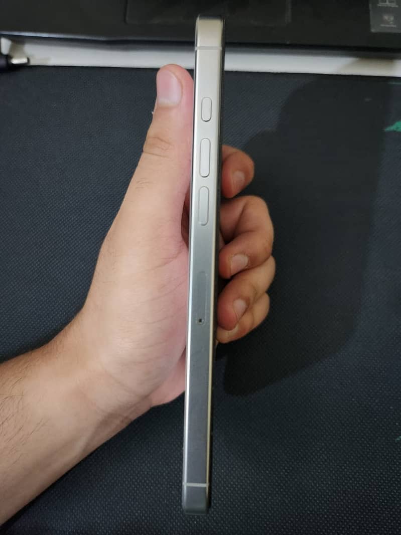 Apple iPhone 16 Pro Max 2