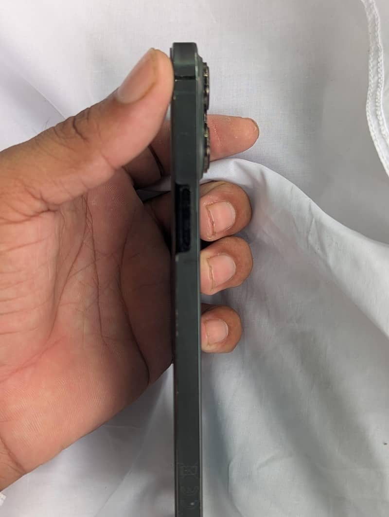 Apple iPhone 13 Pro Max 4