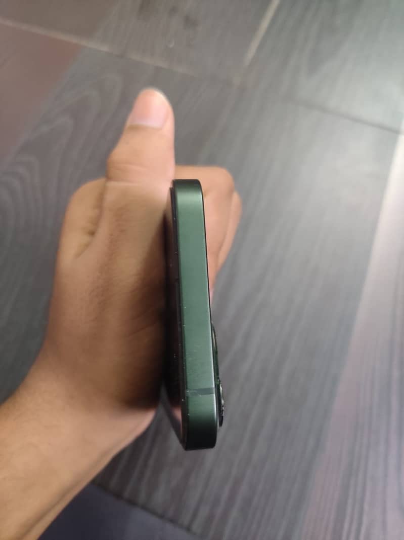 Apple iPhone 13 4