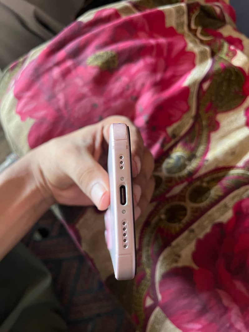 Apple iPhone 15 4