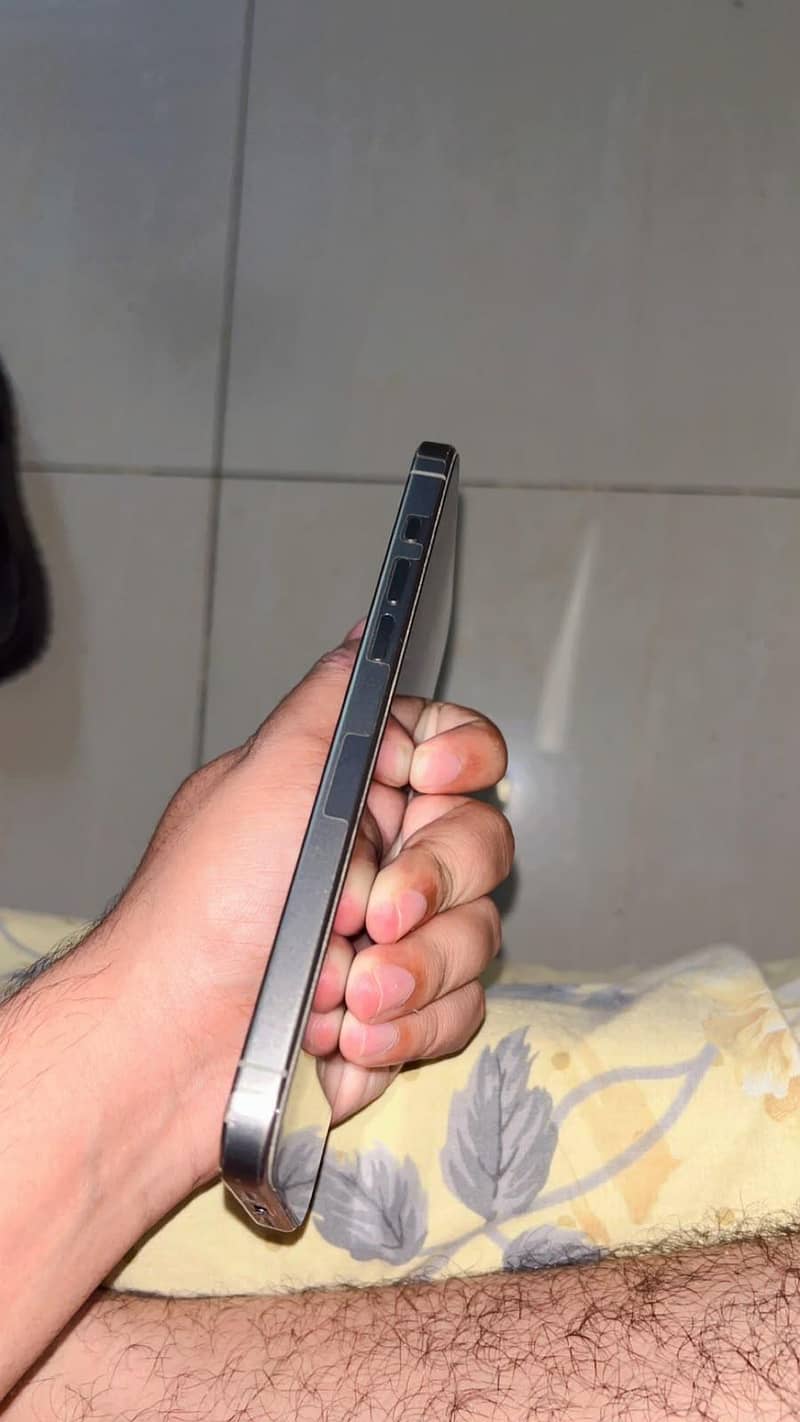 Apple iPhone 15 Pro Max 4