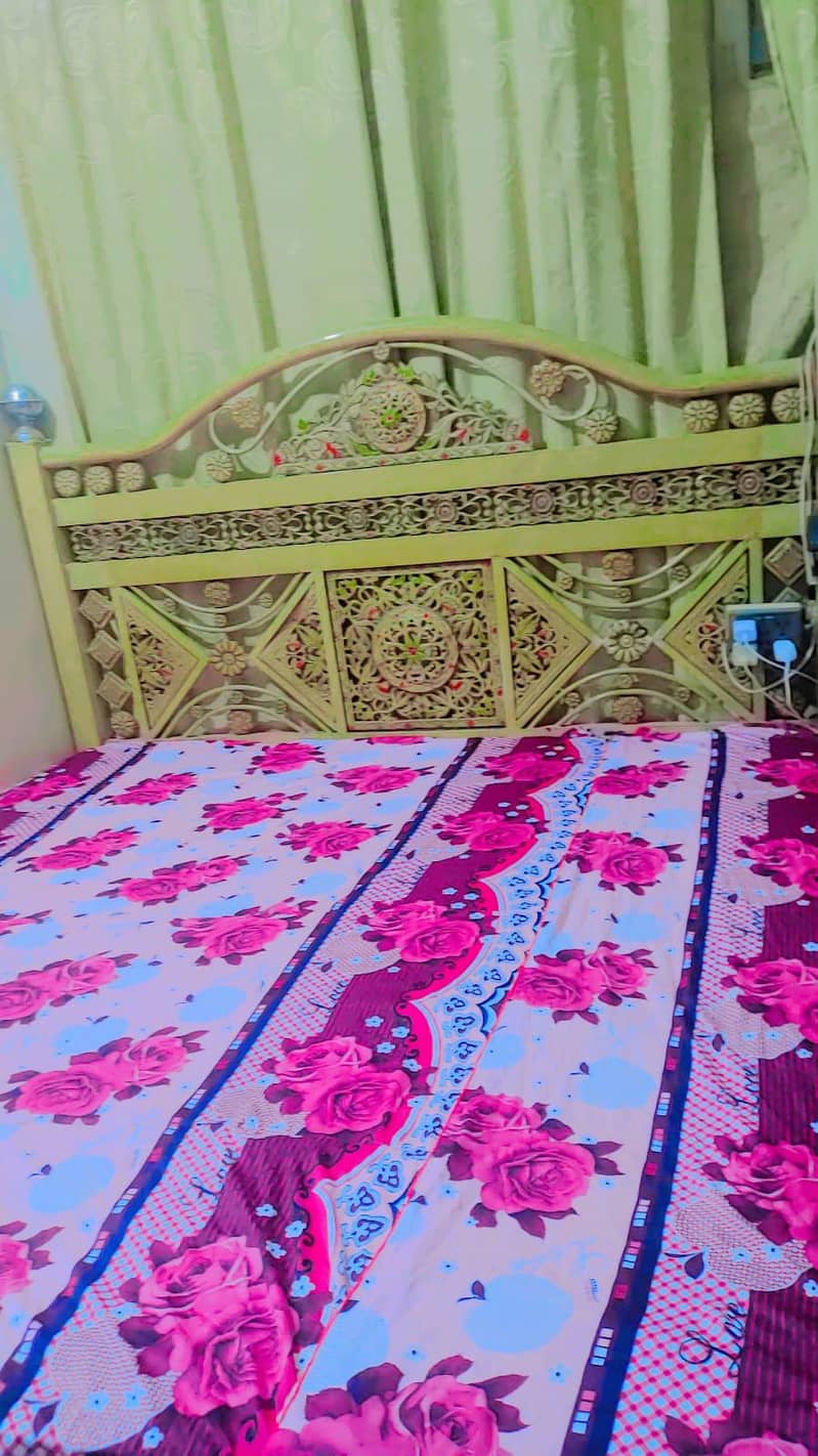 fancy iron bed 0