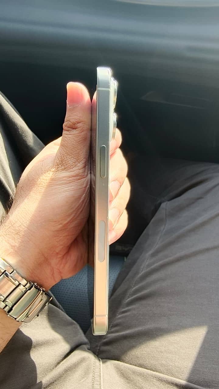 Apple iPhone 15 Pro Max 4