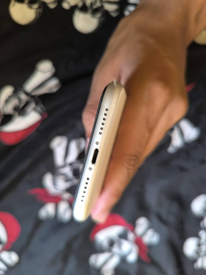 Apple iPhone 11 4