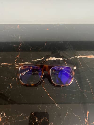 Auto tinting glasses