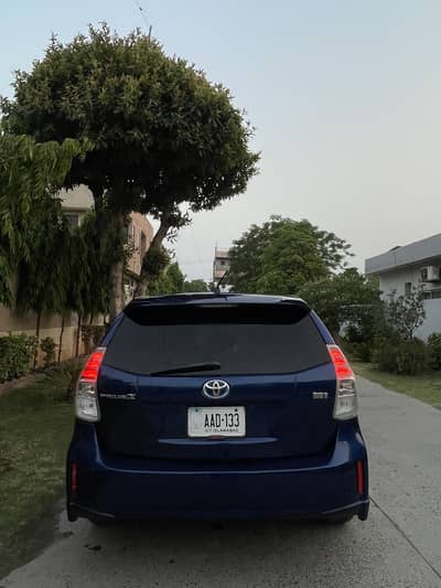 Toyota Prius Alpha 2012