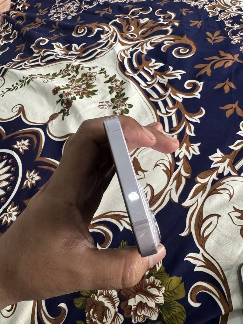 Apple iPhone 14 4