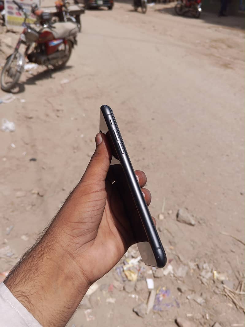 Apple iPhone 11 4