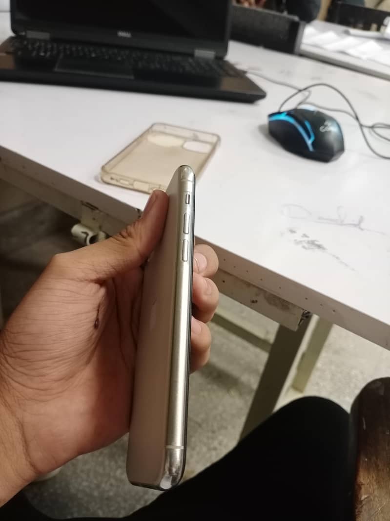 Apple iPhone 11 Pro 4