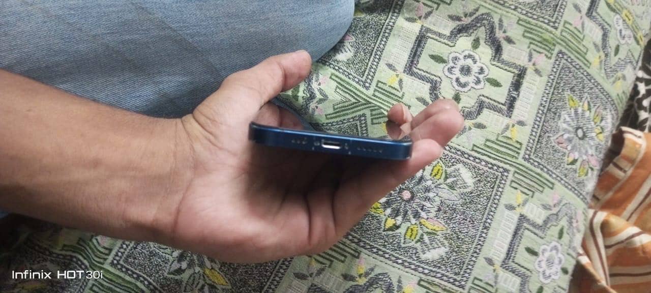 Apple iPhone 12 4