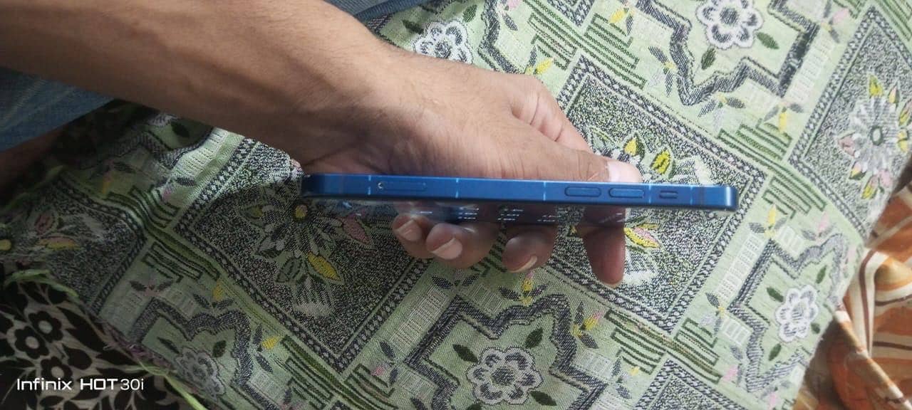 Apple iPhone 12 6
