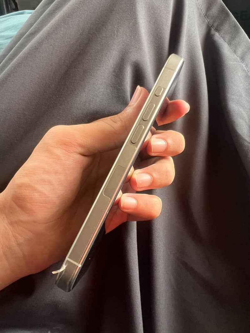 Apple iPhone 15 Pro 3