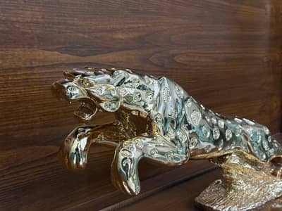 Golden Leopard Showpiece – Elegant Home Décor