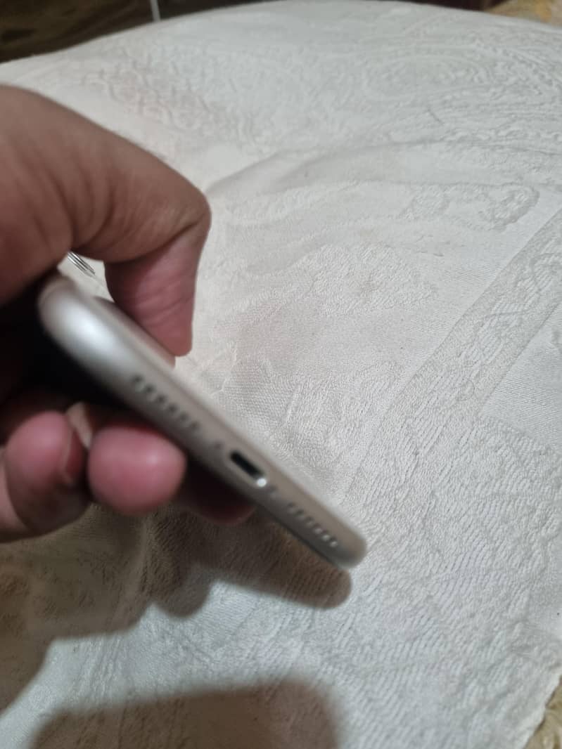 Apple iPhone 11 4