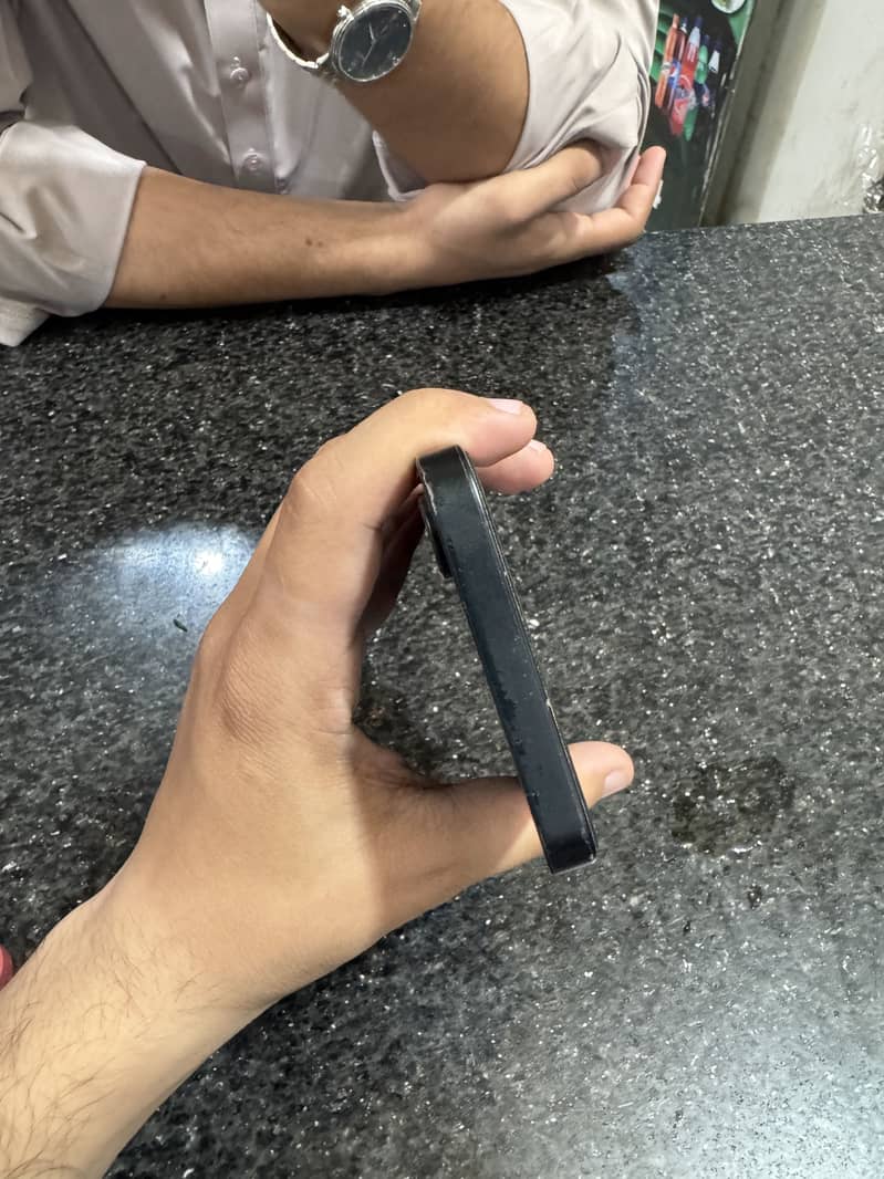 Iphone 16e 6