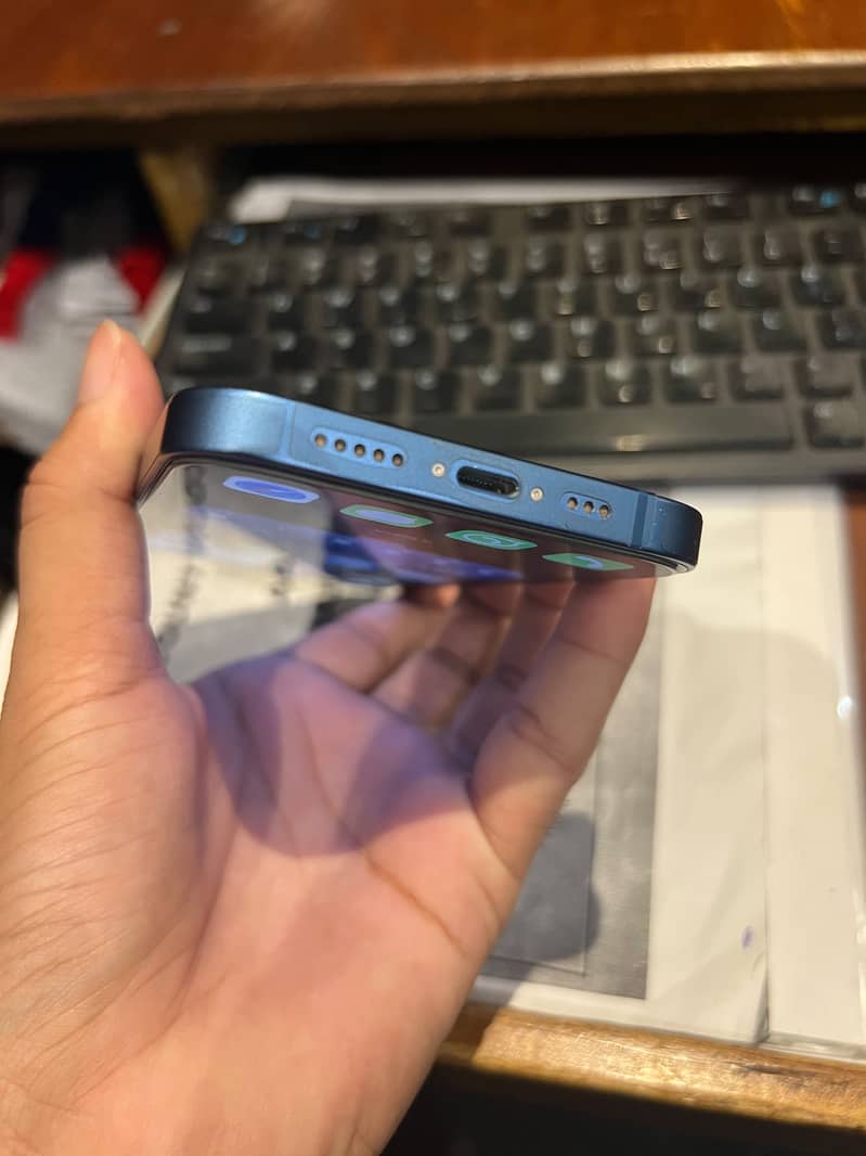 Apple iPhone 13 5