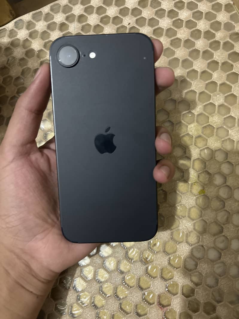 Apple iPhone 16e 0
