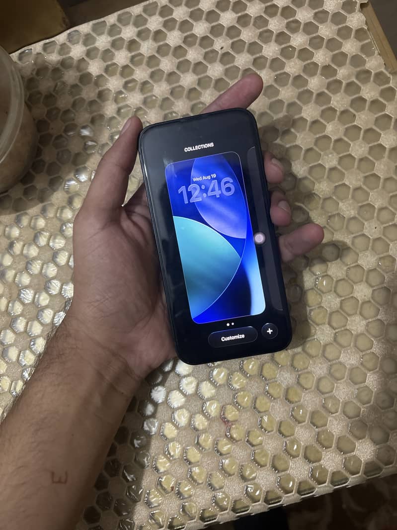 Apple iPhone 16e 1