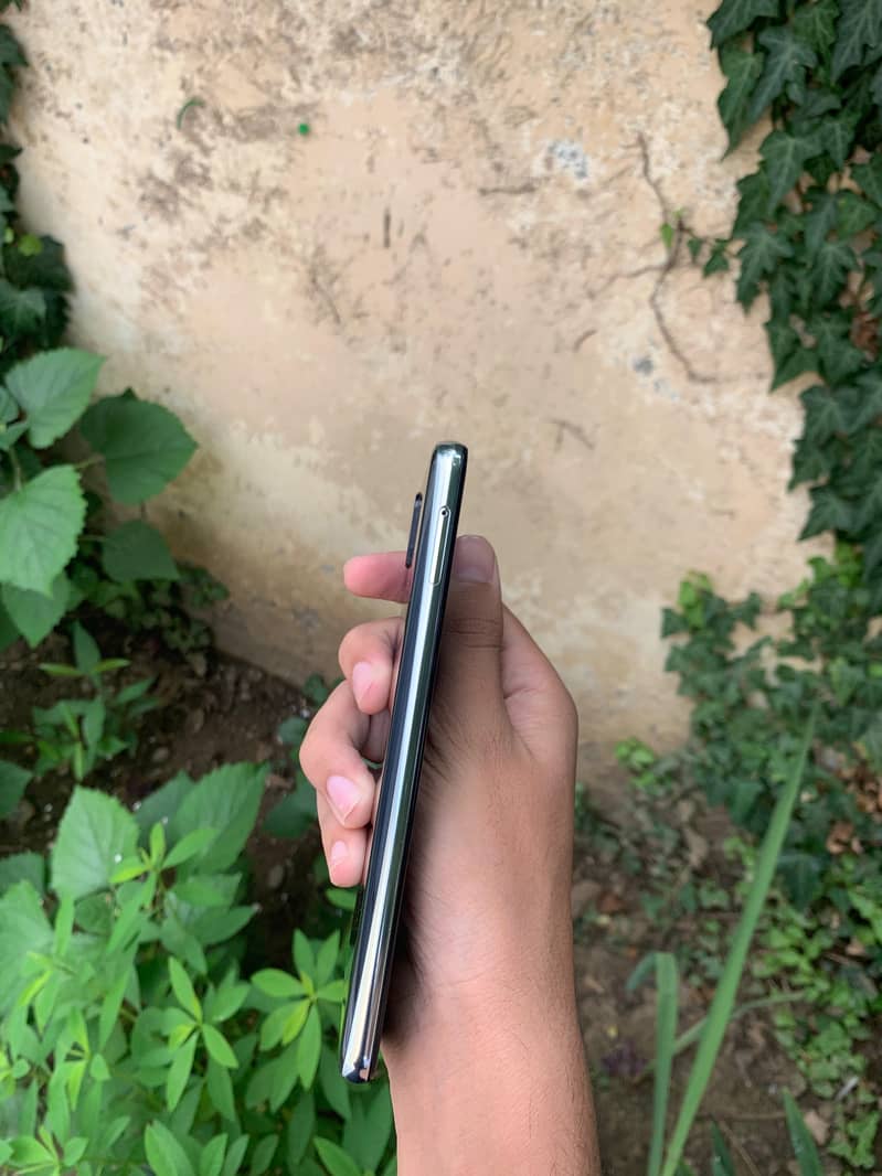 Sharp Aquos R2 august offer 1