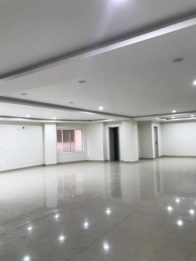 Commercial Space Building Available for Rent Prime Expressway Location Total Covered Area: 38,000 Sq. Ft. Total Floors: 8 (Lower Ground + Ground + 6 Upper Floors) Location: Main Expressway Directly Opposite Metro Station