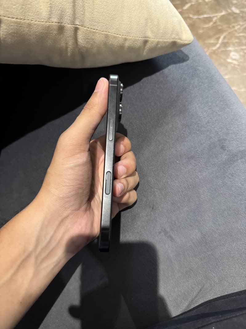 Apple iPhone 16 Pro 3