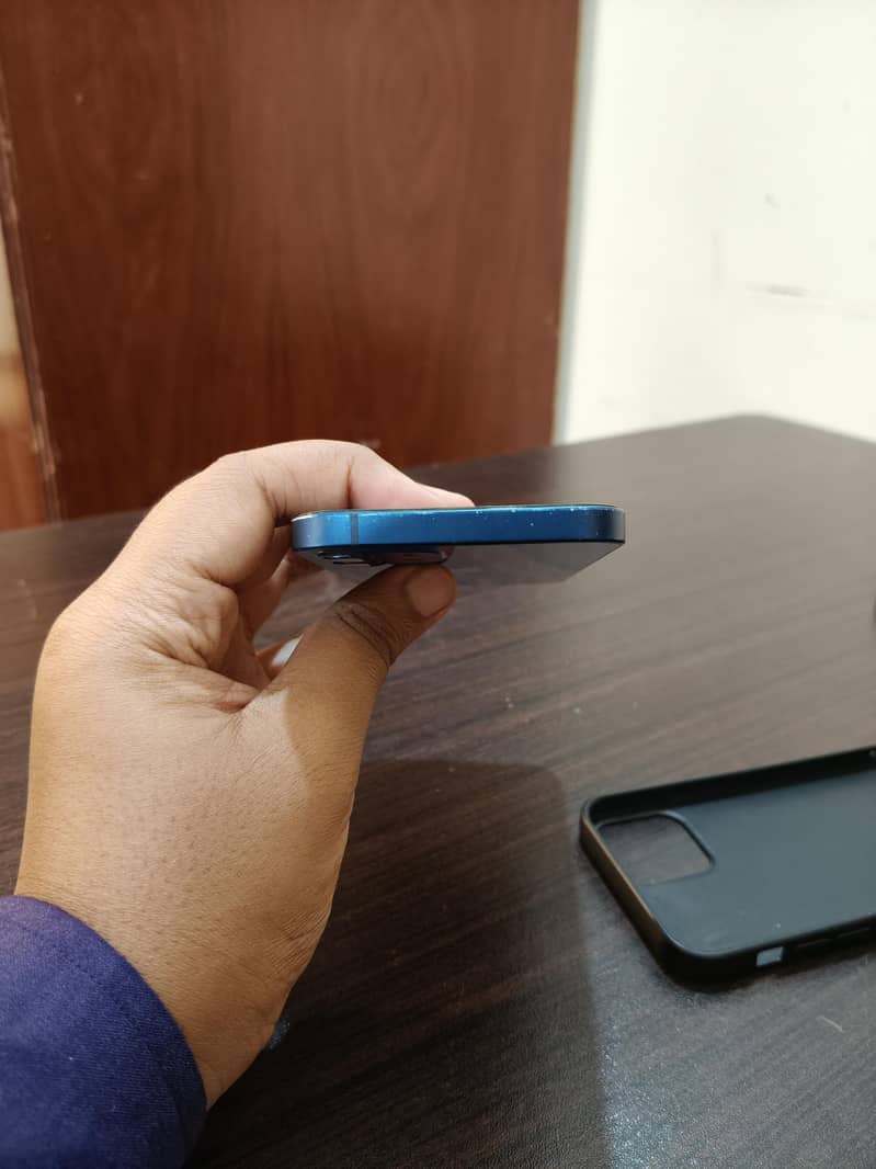 Apple iPhone 12 4