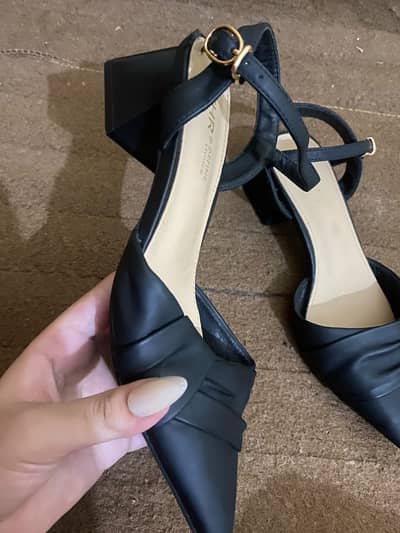 50 Pairs Thrift Shoes & Heels – Wholesale Lot | Rawalpindi / Islamabad