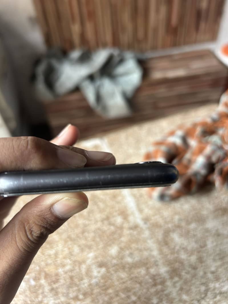 Apple iPhone 11 4
