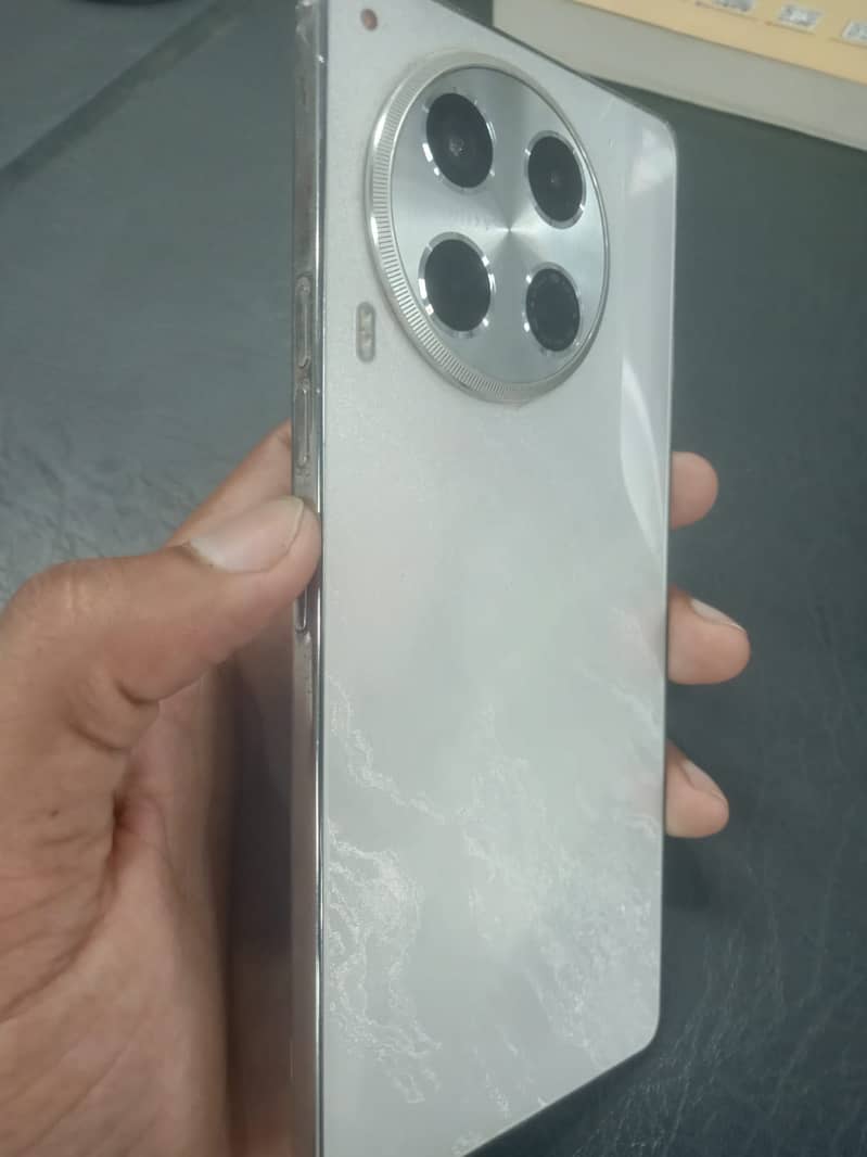 Tecno CAMON 30 1