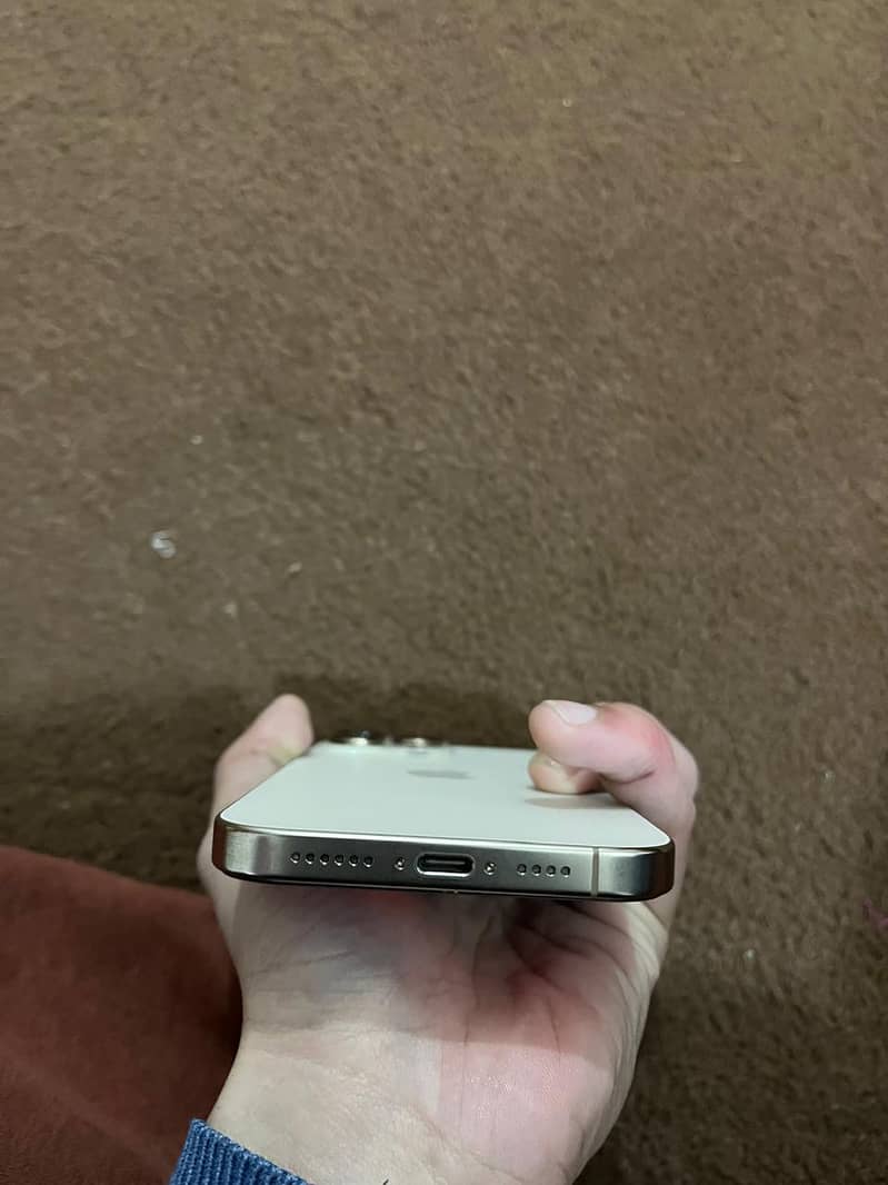 Apple iPhone 16 Pro Max 4
