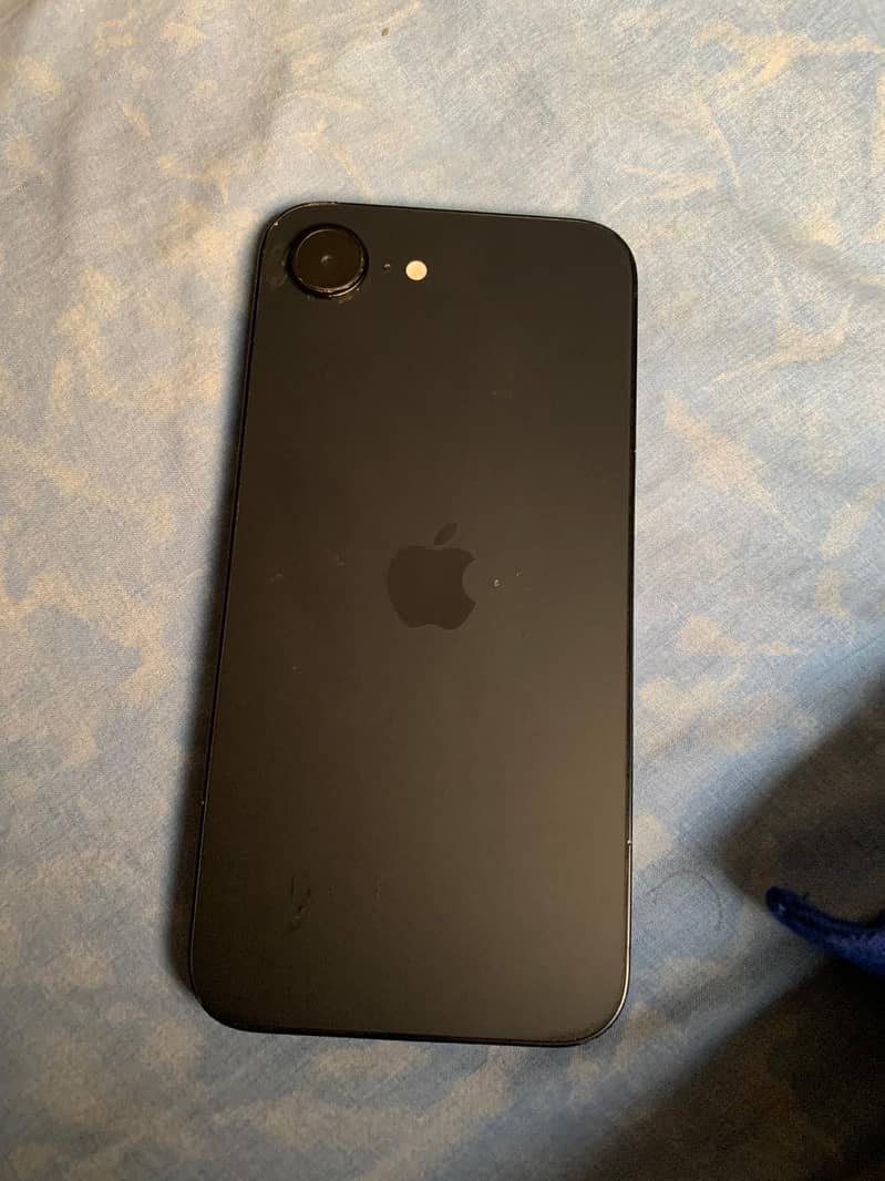 Apple iPhone 16e 0