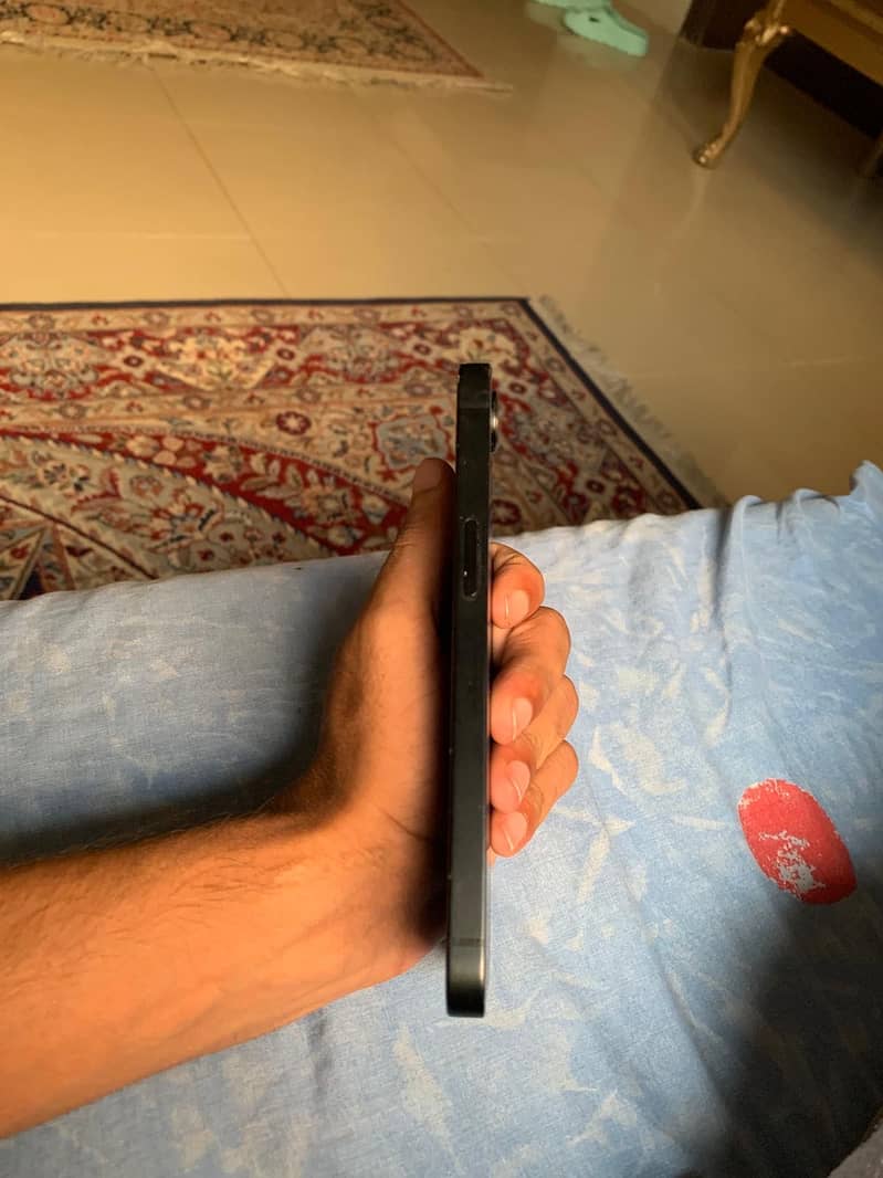 Apple iPhone 16e 2