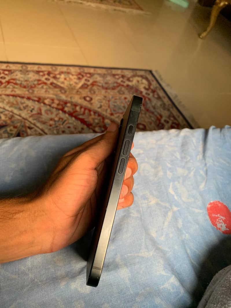 Apple iPhone 16e 3