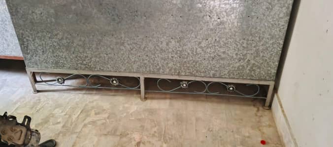 Peti jumbo size with iron stand full new condition