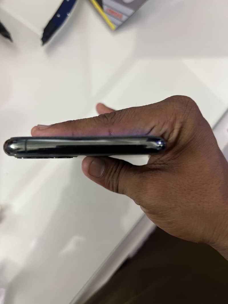 Apple iPhone 11 Pro Max 4