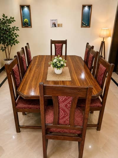 Beautiful Dining Table Set for Sale – Good Condition”