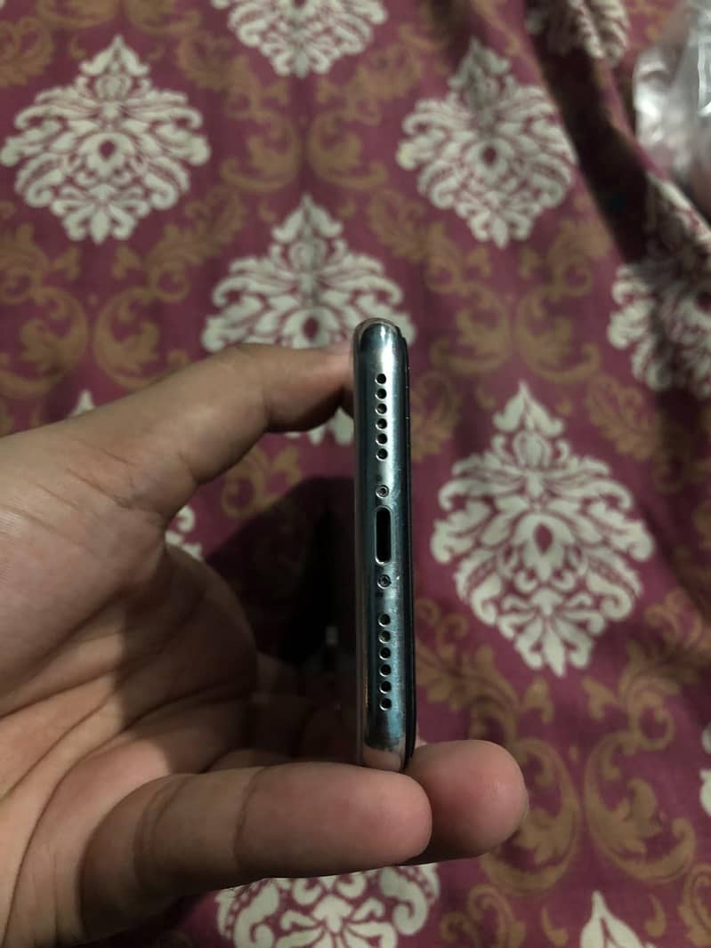 Apple iPhone X 4