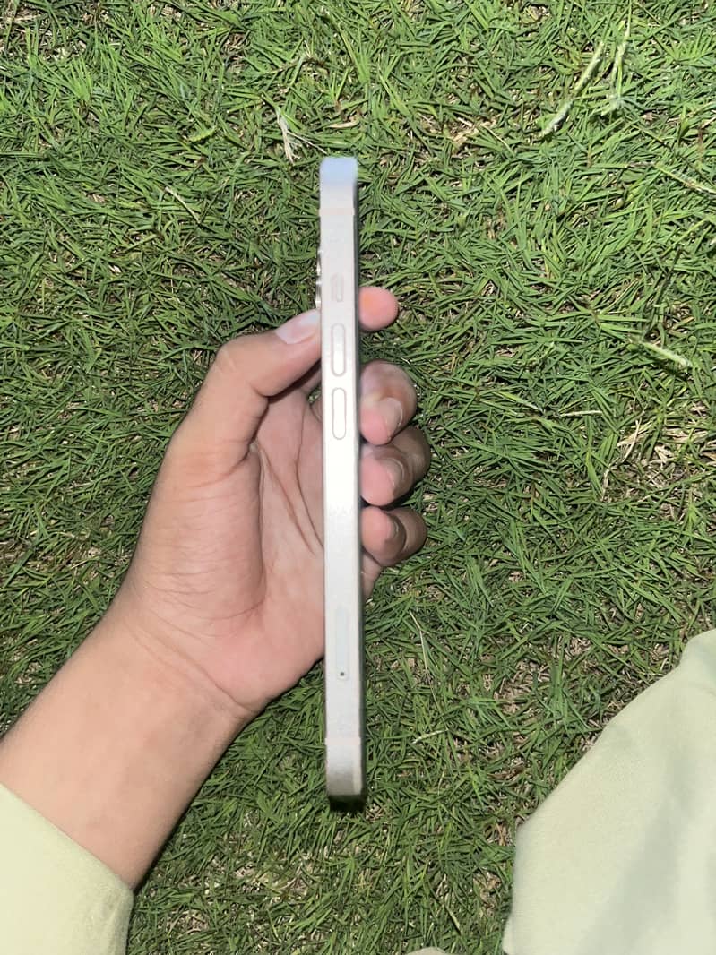 Apple iPhone 13 2
