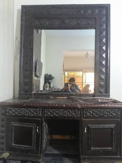 Elegant Wooden Dressing Table with Large Mirror – For Sale