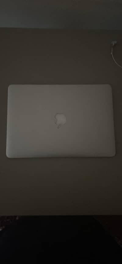 MacBook 15 air 10/10 condition. 8GB Ram / 128 storage