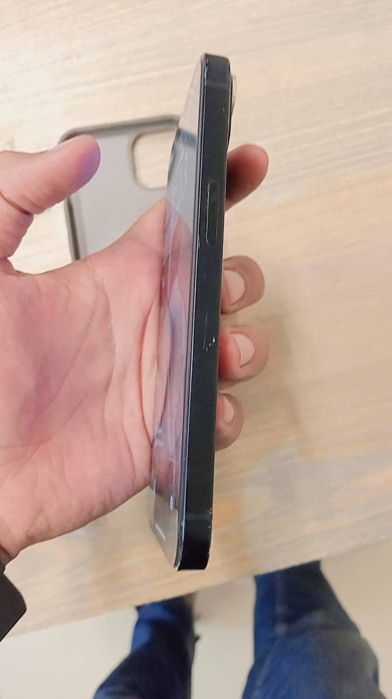 Apple iPhone 13 2