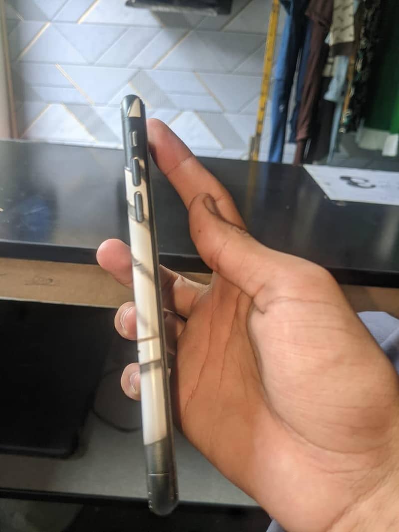 Apple iPhone 11 4